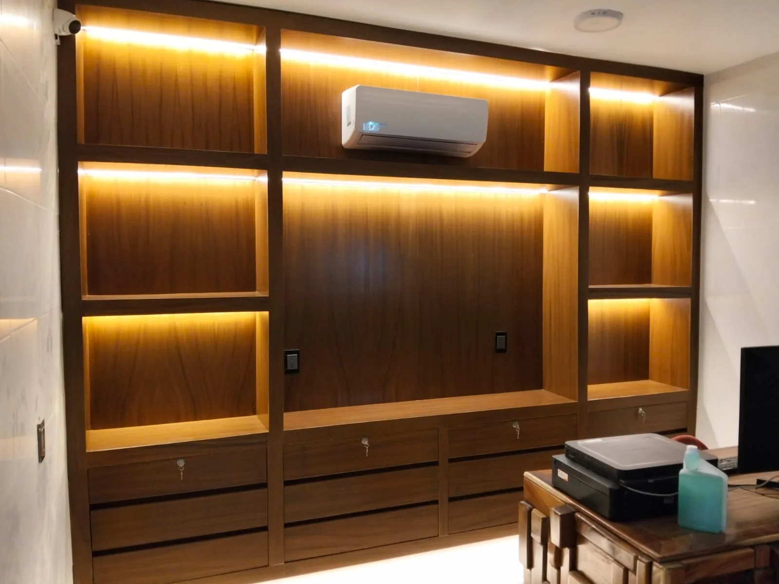 Mueble arquitectónico de madera con iluminación cálida integrada
